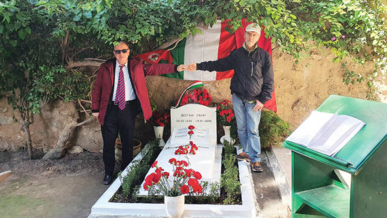 In pellegrinaggio sulla tomba di Bettino Craxi In pellegrinaggio sulla tomba di Bettino Craxi