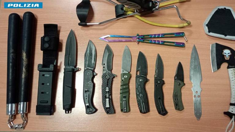 Castel San Pietro, in giro in moto con lo zaino pieno di coltelli e accette: 30enne denunciato Castel San Pietro, in giro in moto con lo zaino pieno di coltelli e accette: 30enne denunciato
