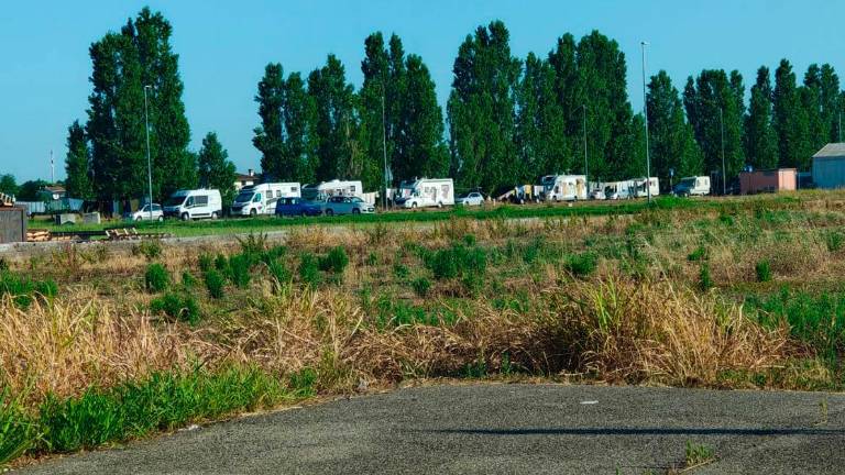 I camper dei nomadi ritornati a Gualdo I camper dei nomadi ritornati a Gualdo