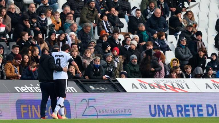 Cristian Shpendi esce dal campo dopo l’infortunio rimediato in Cesena-Cosenza Cristian Shpendi esce dal campo dopo l’infortunio rimediato in Cesena-Cosenza