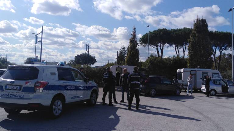 Rimini, la Polizia allontana una carovana di nomadi Rimini, la Polizia allontana una carovana di nomadi