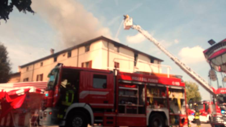 Russi. Fiamme in centro in un’abitazione. Soccorsi difficili per la Fira di sett dulur Russi. Fiamme in centro in un’abitazione. Soccorsi difficili per la Fira di sett dulur