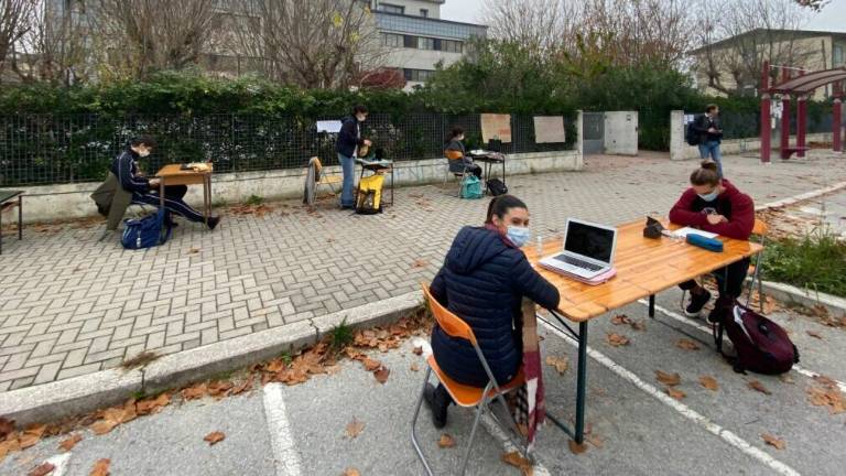 Didattica a distanza: studenti in protesta al Liceo Ferrari di Cesenatico Didattica a distanza: studenti in protesta al Liceo Ferrari di Cesenatico
