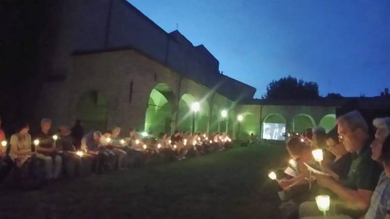Cesena, il ricordo di Falcone: oltre cento persone alla veglia al chiostro Cesena, il ricordo di Falcone: oltre cento persone alla veglia al chiostro