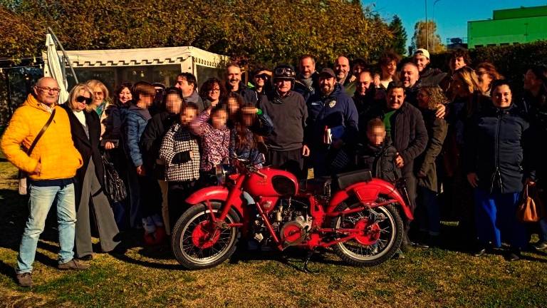 La consegna della Moto Guzzi restaurata a don Sanzio da parte degli ex parrocchiani La consegna della Moto Guzzi restaurata a don Sanzio da parte degli ex parrocchiani