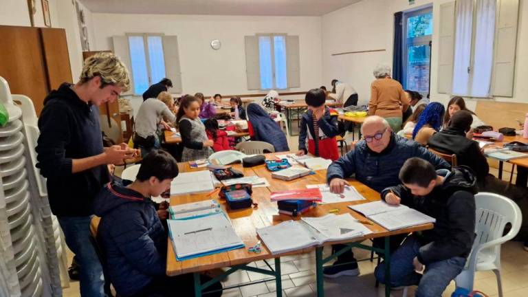Il doposcuola multietnico coinvolge diversi ragazzi Il doposcuola multietnico coinvolge diversi ragazzi