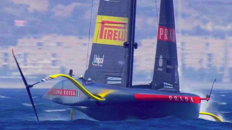 America’s Cup, tra vento e onde Luna Rossa a 52 nodi vince il primo punto nella finale degli sfidanti America’s Cup, tra vento e onde Luna Rossa a 52 nodi vince il primo punto nella finale degli sfidanti