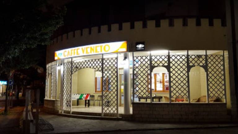 Crolla insegna in un bar di Riccione: barista portata in ospedale Crolla insegna in un bar di Riccione: barista portata in ospedale