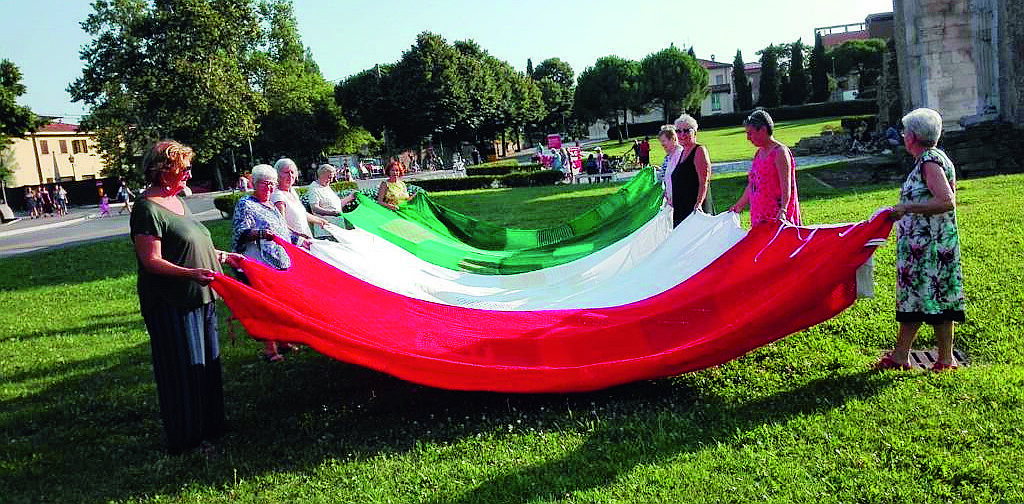 Rimini, un tricolore fatto a mano per Mattarella Rimini, un tricolore fatto a mano per Mattarella