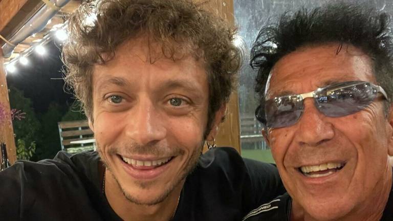 Coriano, Edoardo Bennato incontra Valentino Rossi: Quanta fretta, ma dove corri... Coriano, Edoardo Bennato incontra Valentino Rossi: Quanta fretta, ma dove corri...