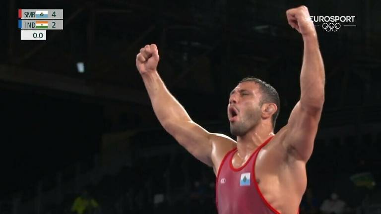 Olimpiadi, Mularoni, che impresa: arriva il bronzo nella lotta Olimpiadi, Mularoni, che impresa: arriva il bronzo nella lotta