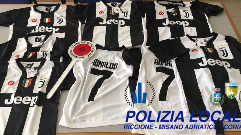 Operazione Ronaldo, sequestrate a Riccione le magliette taroccate Operazione Ronaldo, sequestrate a Riccione le magliette taroccate