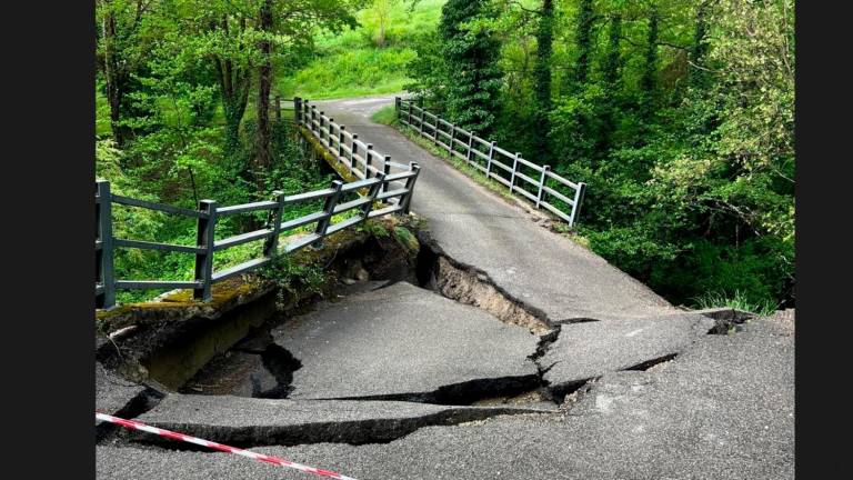 Santa Sofia, crolla il ponte sul Bidente a Poggiolo