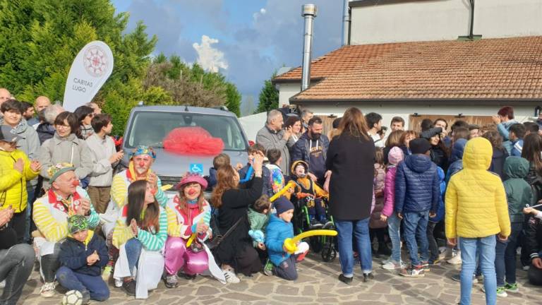 Lugo, consegnata l'auto attrezzata per aiutare il bambino che commosse il Papa Lugo, consegnata l'auto attrezzata per aiutare il bambino che commosse il Papa