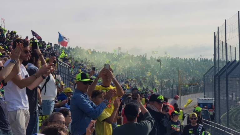 MotoGp, da Valentino Rossi alla Ducati: tutti i colori del tifo a Misano - Gallery MotoGp, da Valentino Rossi alla Ducati: tutti i colori del tifo a Misano - Gallery