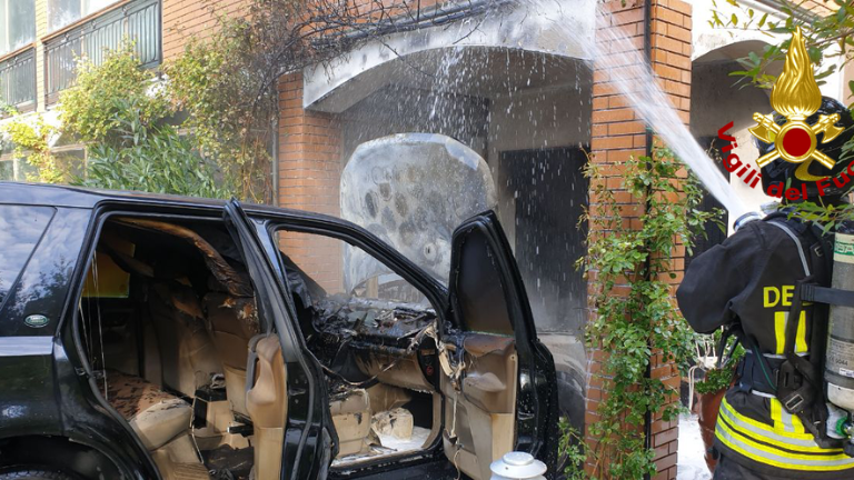 Forlì, auto in fiamme: intervengono i Vigili del Fuoco Forlì, auto in fiamme: intervengono i Vigili del Fuoco