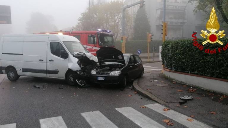 Forlì, scontro tra un'auto e un furgone all'incrocio Forlì, scontro tra un'auto e un furgone all'incrocio