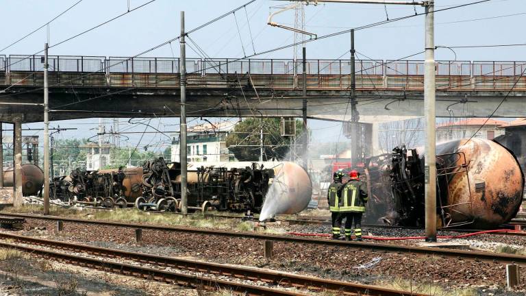 Strage di Viareggio, la Cassazione conferma la condanna all’ex ad di Rfi, Moretti. Pena da ricalcolare, il manager di Rimini evita il carcere Strage di Viareggio, la Cassazione conferma la condanna all’ex ad di Rfi, Moretti. Pena da ricalcolare, il manager di Rimini evita il carcere