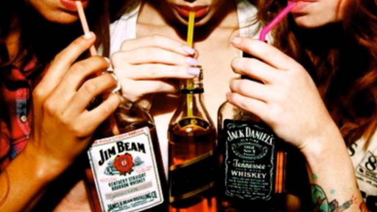 Alcol, 104mila minori in Italia bevono per ubriacarsi Alcol, 104mila minori in Italia bevono per ubriacarsi