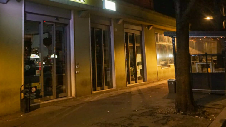 Faenza, lite a colpi di bottiglia. Grave un minorenne Faenza, lite a colpi di bottiglia. Grave un minorenne