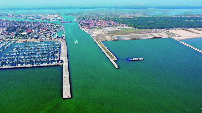 Fondali insabbiati al porto di Ravenna, arriva la draga. “Hub, si parta Fondali insabbiati al porto di Ravenna, arriva la draga. “Hub, si parta