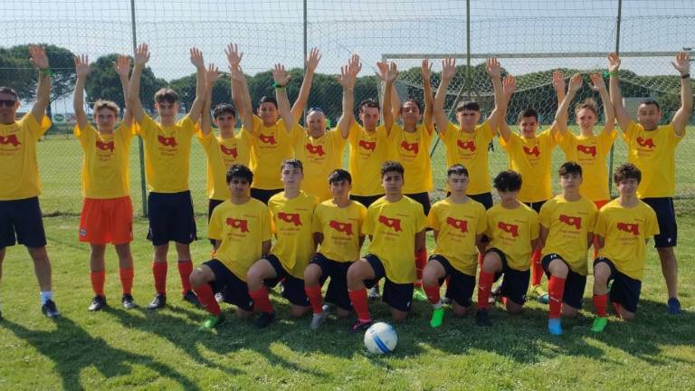 Vendute più di mille magliette Forza Romagna al maxi-torneo giovanile di calcio tra Cervia e Cesenatico Vendute più di mille magliette Forza Romagna al maxi-torneo giovanile di calcio tra Cervia e Cesenatico