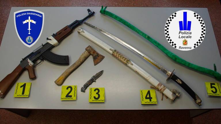 Folle inseguimento con katane e coltelli a Ravenna. Due arresti Folle inseguimento con katane e coltelli a Ravenna. Due arresti