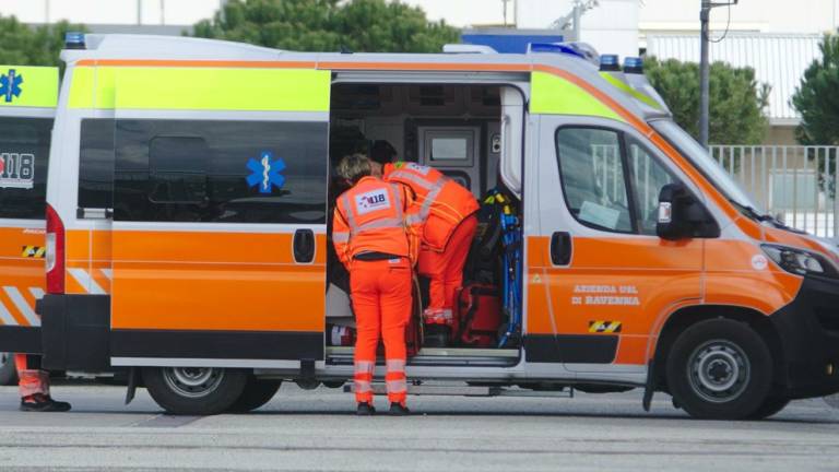 Lido di Classe, bambina di 7 anni travolta da un'onda in coma all'ospedale Lido di Classe, bambina di 7 anni travolta da un'onda in coma all'ospedale