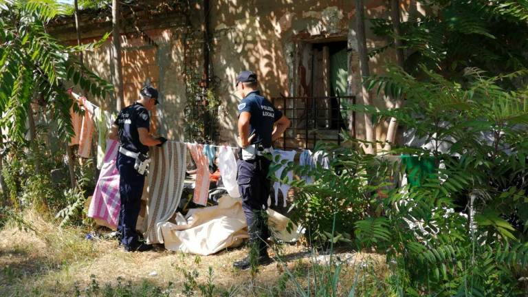 Rimini, vigili e poliziotti sgomberano gli accampamenti abusivi Rimini, vigili e poliziotti sgomberano gli accampamenti abusivi