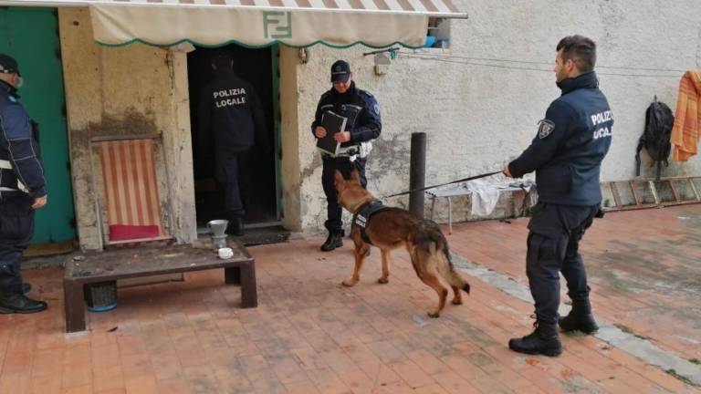 Rimini, scoperto magazzino di volantinaggio dormitorio per 24 pakistani Rimini, scoperto magazzino di volantinaggio dormitorio per 24 pakistani