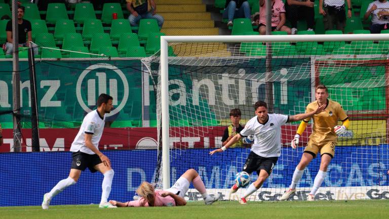 Daniele Donnarumma, Andrea Ciofi e Jonathan Klinsmann nel finale di Cesena-Palermo (Zanotti) Daniele Donnarumma, Andrea Ciofi e Jonathan Klinsmann nel finale di Cesena-Palermo (Zanotti)