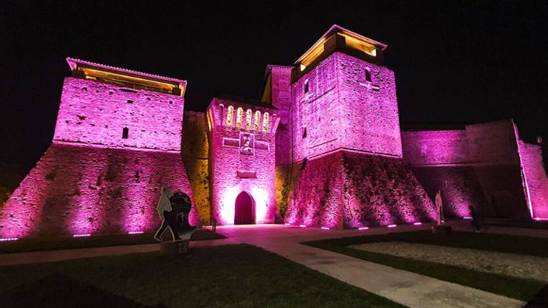 Il castello di Rimini diventa rosa contro i tumori al seno Il castello di Rimini diventa rosa contro i tumori al seno
