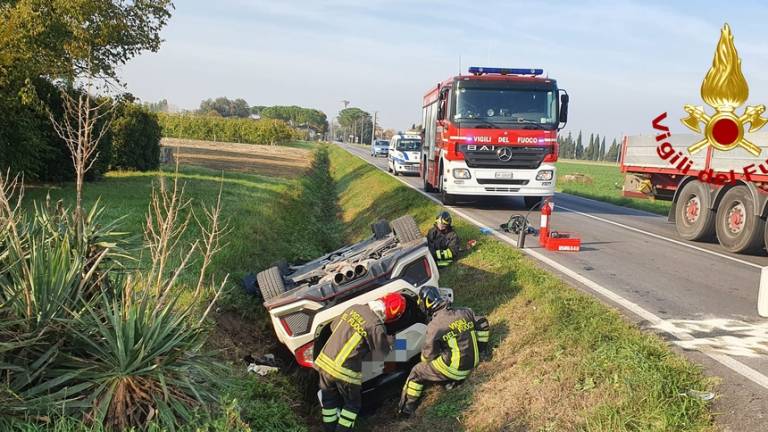 Casemurate, auto si ribalta nel fosso dopo un incidente: intervengono i Vigili del Fuoco Casemurate, auto si ribalta nel fosso dopo un incidente: intervengono i Vigili del Fuoco