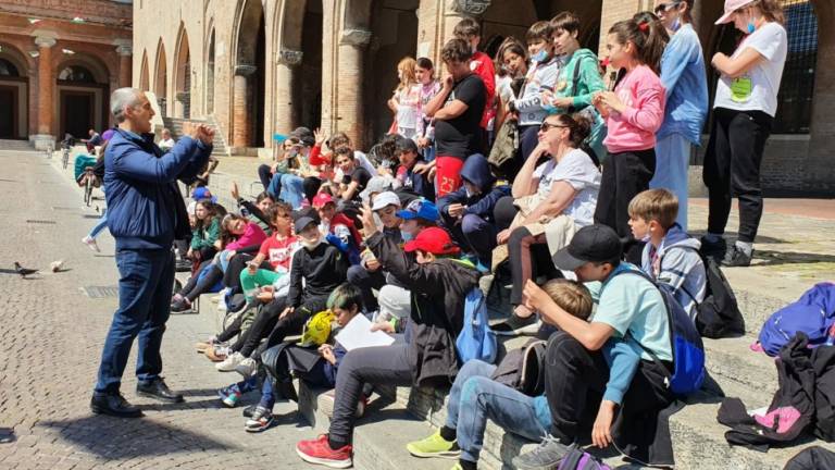 Rimini, scuole Casti: la caccia al tesoro finisce in piazza con il sindaco Rimini, scuole Casti: la caccia al tesoro finisce in piazza con il sindaco