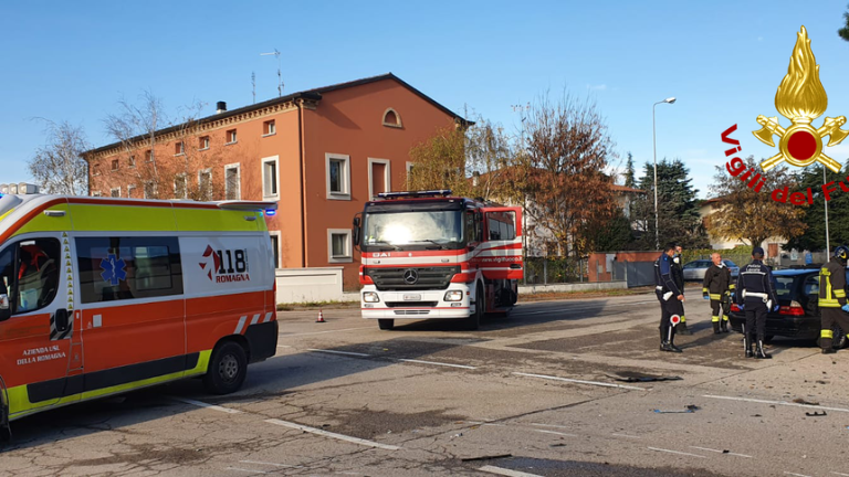 Forlì, incidente in Via Schiapparelli: intervengono i Vigili del Fuoco Forlì, incidente in Via Schiapparelli: intervengono i Vigili del Fuoco