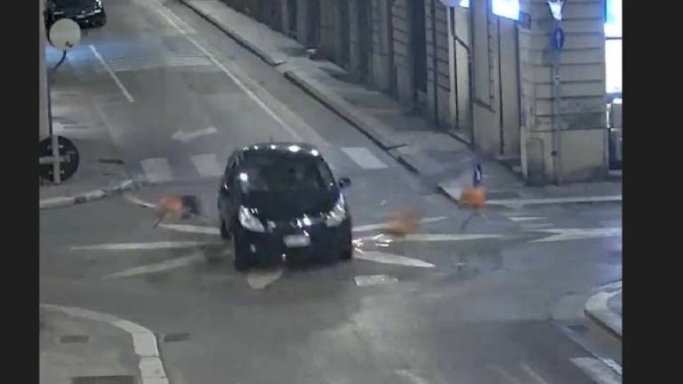 Faenza, non ha mai avuto la patente e abbatte le transenne con l'auto: 6mila euro di multa Faenza, non ha mai avuto la patente e abbatte le transenne con l'auto: 6mila euro di multa