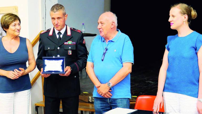 Lugo, consegnata una targa al luogotenente Ferraro che va in pensione Lugo, consegnata una targa al luogotenente Ferraro che va in pensione