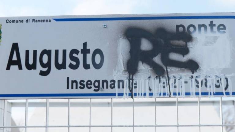Ravenna, vandali in azione sulle targhe dedicate ad Augusto Simonini: Servono telecamere Ravenna, vandali in azione sulle targhe dedicate ad Augusto Simonini: Servono telecamere
