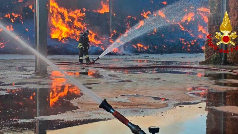 Mordano, incendio in un capannone della Brini VIDEO Mordano, incendio in un capannone della Brini VIDEO