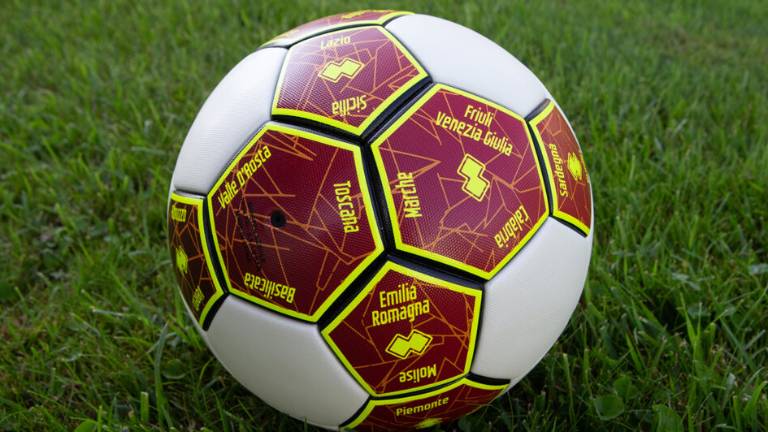Calcio C, il pallone della C donato alla famiglia di Gino Bartali Calcio C, il pallone della C donato alla famiglia di Gino Bartali