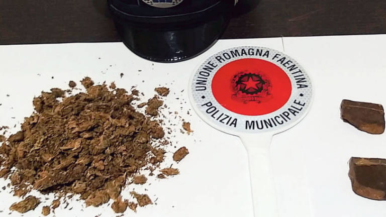 Faenza, lascia un etto di droga al parco vicino ai giochi dei bimbi. Denunciato Faenza, lascia un etto di droga al parco vicino ai giochi dei bimbi. Denunciato