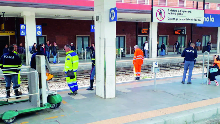 Treno sfreccia in stazione a Imola, 22enne colpito alla testa da un oggetto Treno sfreccia in stazione a Imola, 22enne colpito alla testa da un oggetto