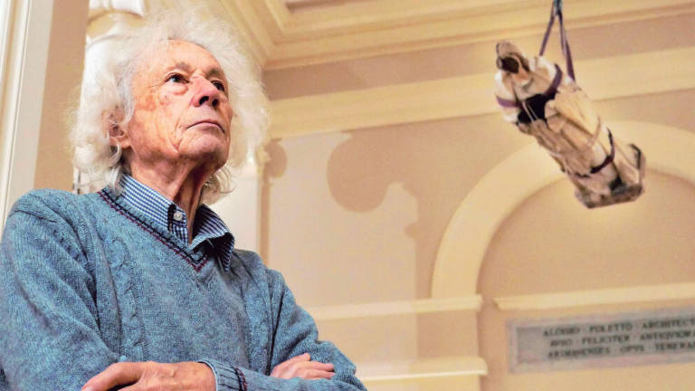 D’Augusta dona a Fellini una Madonna in gesso e legno sospesa D’Augusta dona a Fellini una Madonna in gesso e legno sospesa