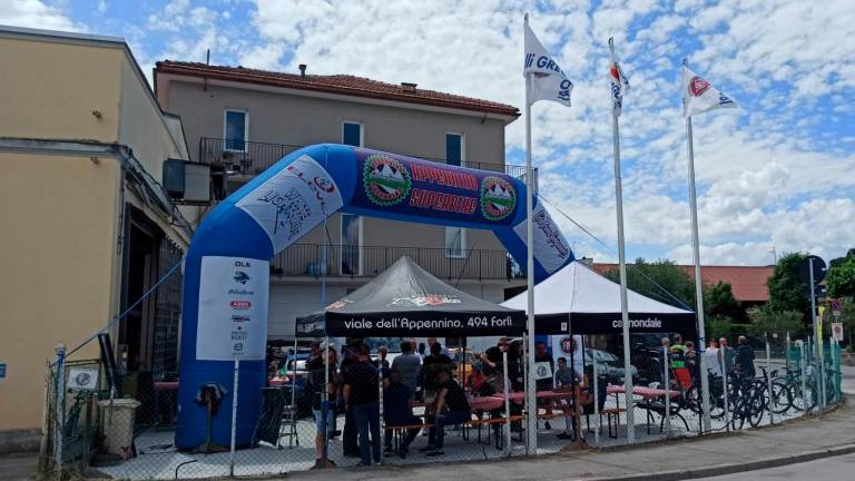 Giro d’Italia a Forlì, “Grazie a tutti per l’aiuto”, “Sommersi dal fango”: i tifosi non dimenticano l’alluvione VIDEO GALLERY Giro d’Italia a Forlì, “Grazie a tutti per l’aiuto”, “Sommersi dal fango”: i tifosi non dimenticano l’alluvione VIDEO GALLERY