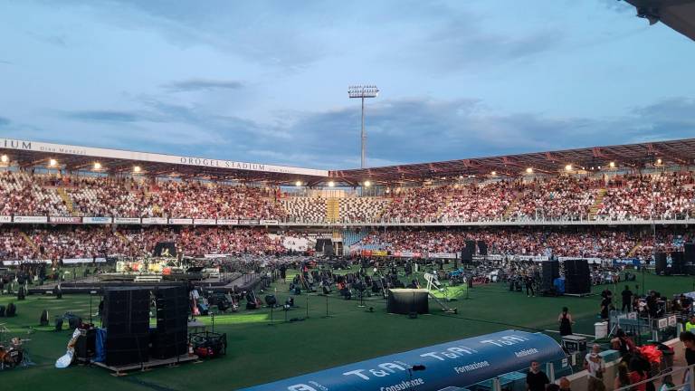 «Giada mi vuoi sposare?». Proposta di nozze del “Guru” davanti a 10mila persone al Rockin’1000 di Cesena «Giada mi vuoi sposare?». Proposta di nozze del “Guru” davanti a 10mila persone al Rockin’1000 di Cesena