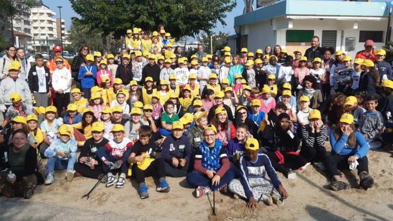 Puliamo il mondo: i bambini in azione nella spiaggia di Pinarella di Cervia Puliamo il mondo: i bambini in azione nella spiaggia di Pinarella di Cervia