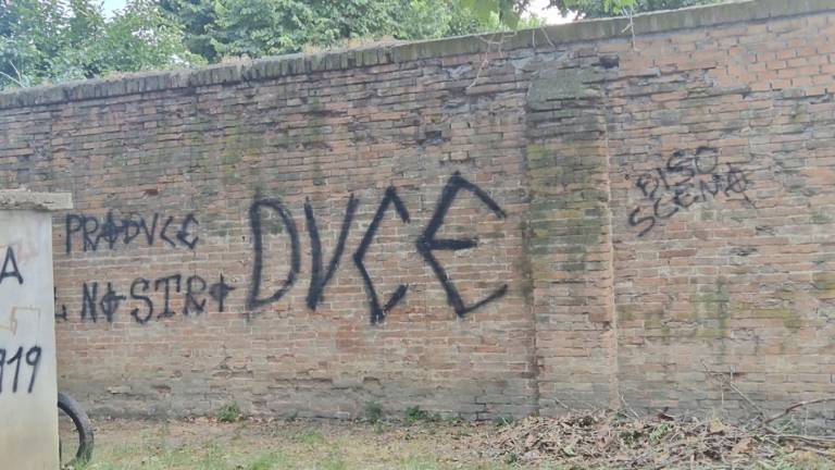 Forlì. Scritte che inneggiano a Mussolini al velodromo. E martedì ci sono i campionati giovanili di ciclismo. Perché non sono state tolte? Forlì. Scritte che inneggiano a Mussolini al velodromo. E martedì ci sono i campionati giovanili di ciclismo. Perché non sono state tolte?