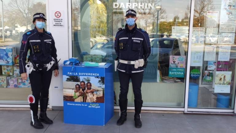 Ravenna, raccolta fondi non autorizzata: banchetto sequestrato Ravenna, raccolta fondi non autorizzata: banchetto sequestrato