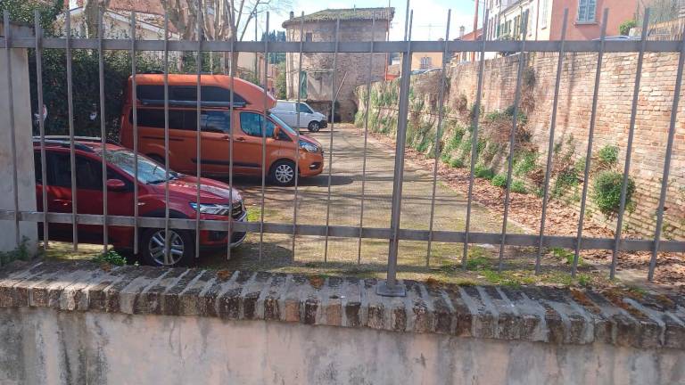 Uno dei due parcheggi privati abusivi creati accanto alle mura malatestiane Uno dei due parcheggi privati abusivi creati accanto alle mura malatestiane