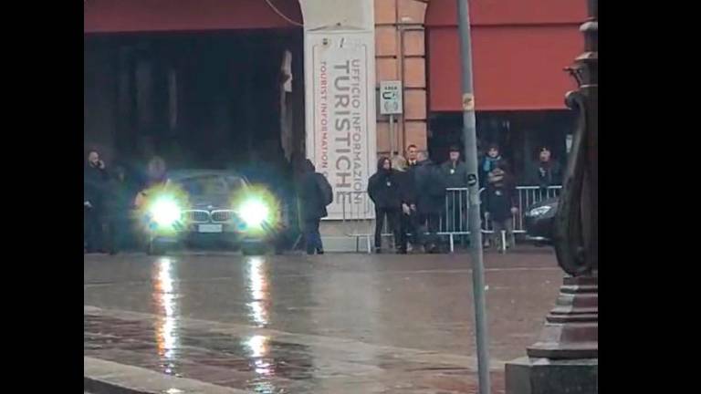 “Vergogna!” Fischi per l’arrivo di Giorgia Meloni a Forlì VIDEO “Vergogna!” Fischi per l’arrivo di Giorgia Meloni a Forlì VIDEO